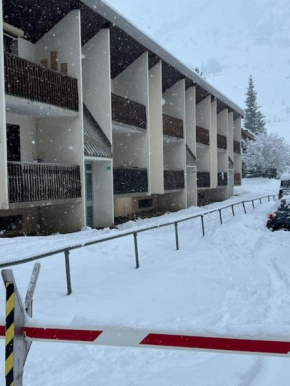 Appartement front de neige avec parking privé au centre de la station, proche des remontées mécaniques